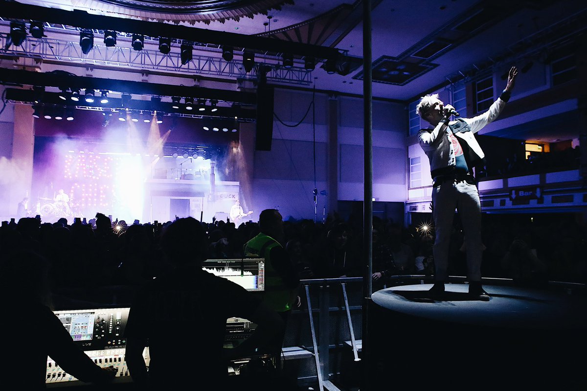 KaiserChiefs's tweet image. Bridlington was a Hit(lington)! Nothing quite like a Yorkshire crowd 🤍 #duckontour @bridspa 

📷 @dani_queues