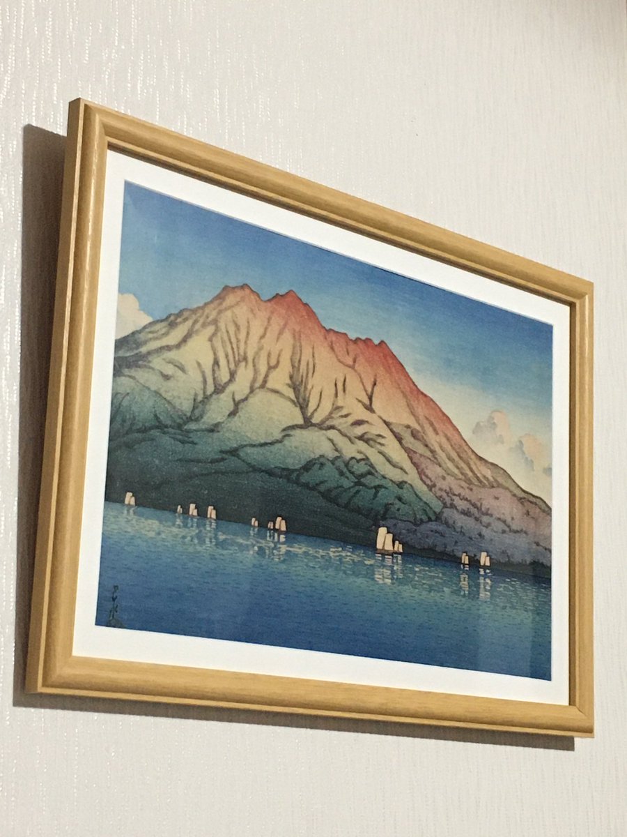 桜奈 版画家だと川瀬巴水も好き とにかく優しさと ノスタルジー漂う絵の雰囲気がいいなと思うところ これは部屋に飾ってる川瀬巴水の桜島の絵 鹿児島が好きなので新年からこれ 季節と気分によって川瀬巴水のシリーズでここの絵を変えるのが密かな