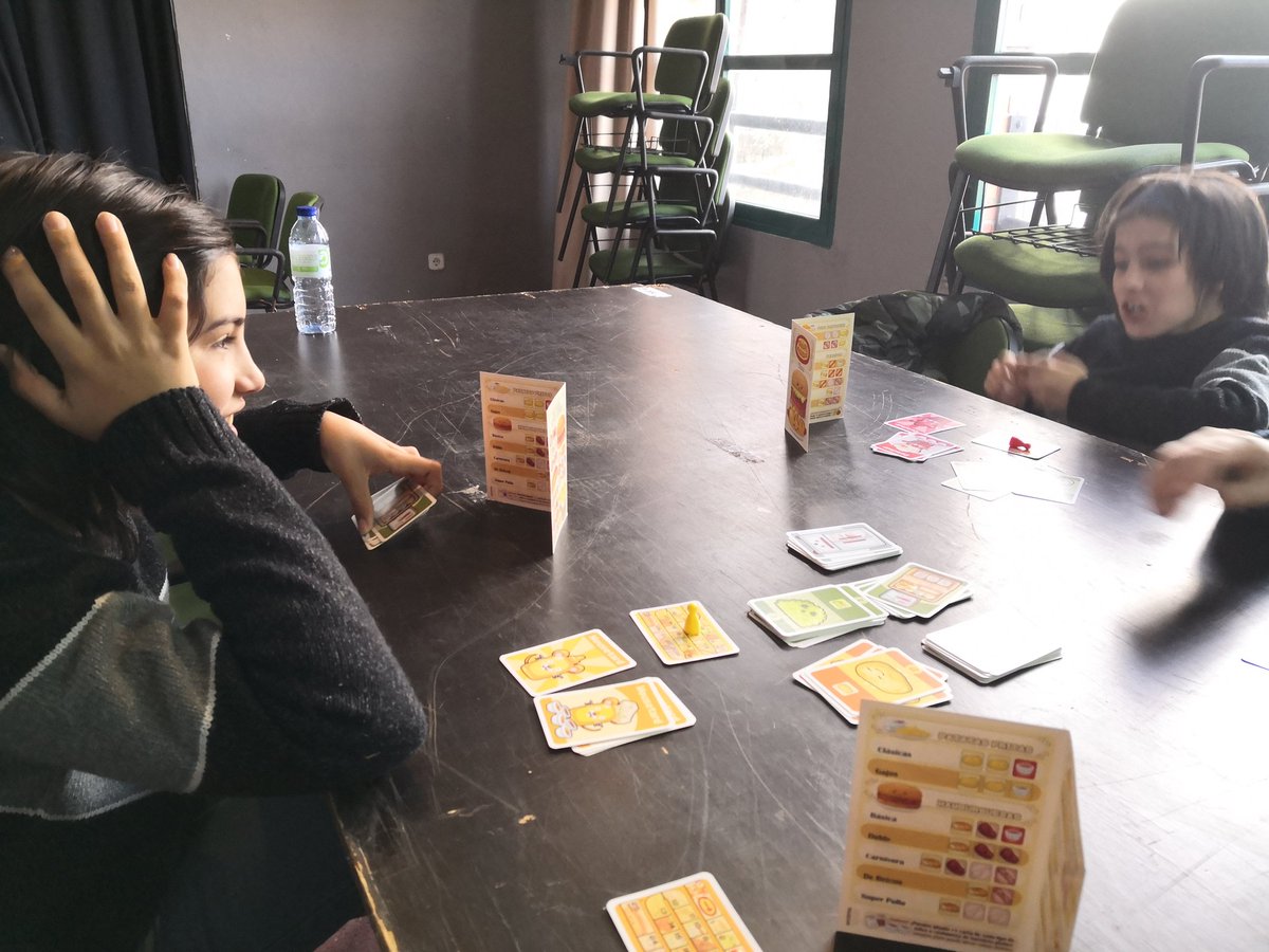 dacilmp's tweet photo. Llevamos una hora en #Doganzo e Iván ha ganado uno de los lotes que se sortean cada hora, he viajado a mi infancia con el tragabolas, me lo he pasado bomba haciendo comida rápido y ahora vamos a jorobar a la cucaracha @asoc_doganzo @Jugandoporellos https://t.co/LN2nfx4c9t