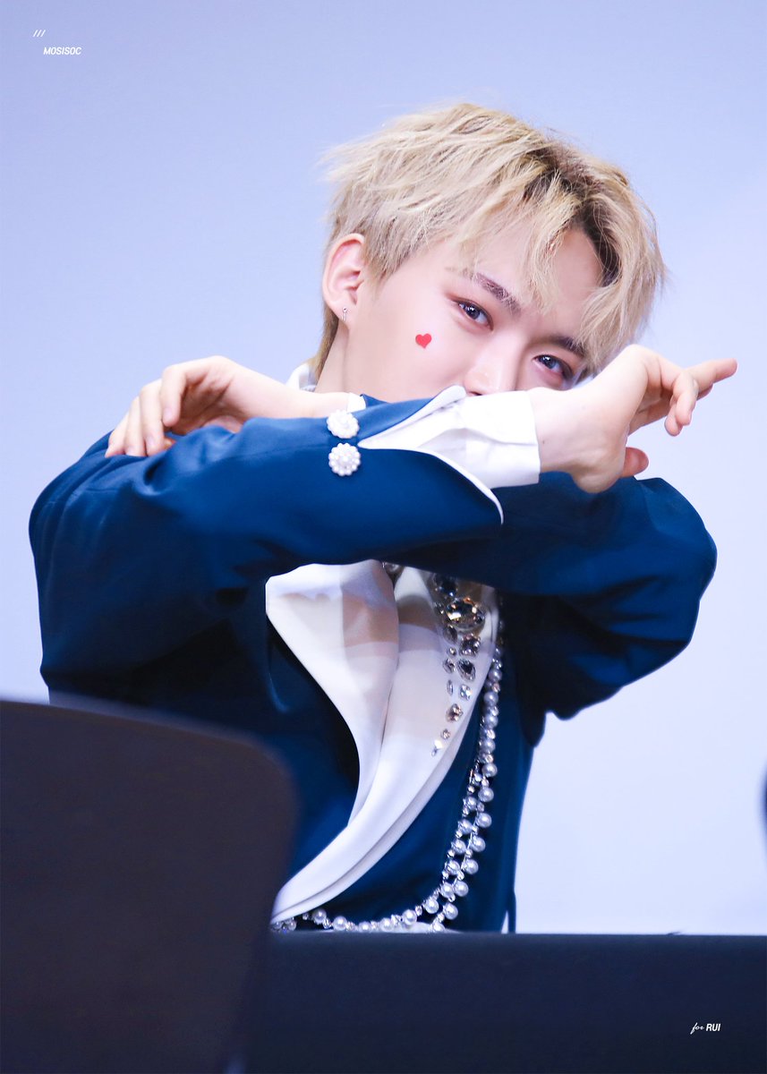 MOSIS0C's tweet photo. 200112
///
 
내 마음에 명중 💘🔫

@7OC_official #세븐어클락 #루이  #장루이 #7OC #SEVENOCLOCK #RUI https://t.co/Fkw5UlwebC