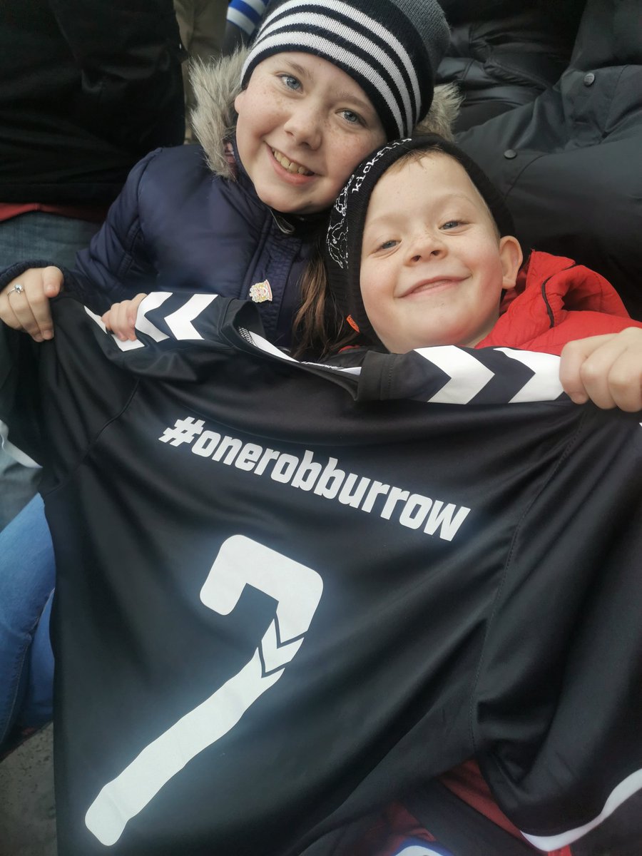 Lovely touch from @WiganWarriorsRL giving away the warm up shirts to the crowd thanks @LiamMarshall20 for giving the kids your shirt they were thrilled #OneRobBurrow @Rob7Burrow