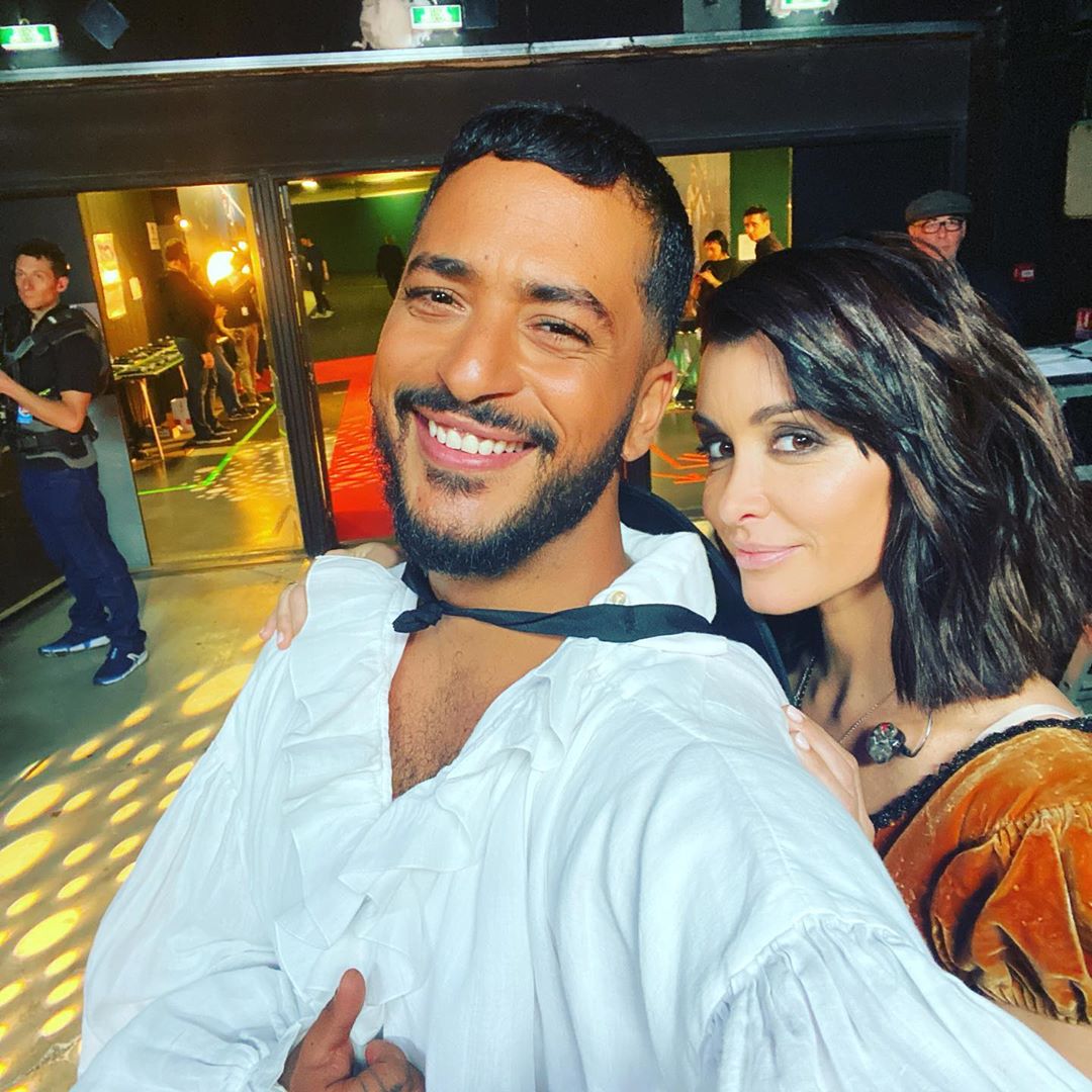 JeniferSource's tweet photo. #Enfoires2020 | Les derniers spectacles du « Pari(s) des Enfoirés » se profilent... 

Cette semaine « enfoiresque » se prolonge avec de sublimes photos de @JeniferOfficiel en compagnie du beau Slimane et de Tony Parker qui a affronté notre brune au basket sur la scène de Bercy 💝 https://t.co/wUHhBkUnw5