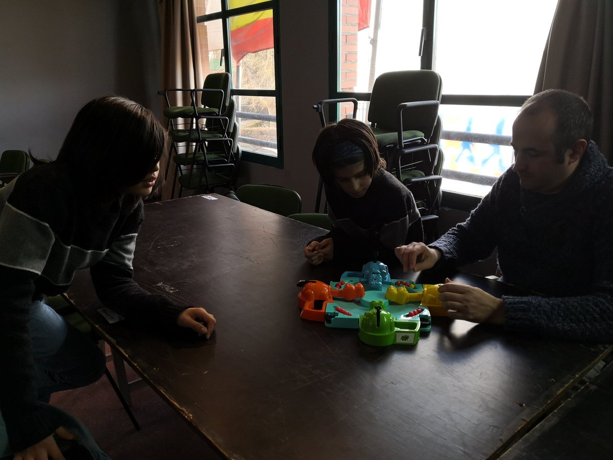 dacilmp's tweet photo. Llevamos una hora en #Doganzo e Iván ha ganado uno de los lotes que se sortean cada hora, he viajado a mi infancia con el tragabolas, me lo he pasado bomba haciendo comida rápido y ahora vamos a jorobar a la cucaracha @asoc_doganzo @Jugandoporellos https://t.co/LN2nfx4c9t