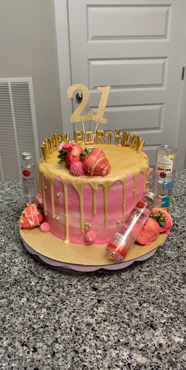 MelissaFiasco's tweet photo. Going to be experimenting with valentine themed strawberries and cupcakes and of course cake 🎂 🍰! Surprise your loved one’s with something sweet and beautiful like these beauties! #bakedwright https://t.co/NJ9S21QdV1