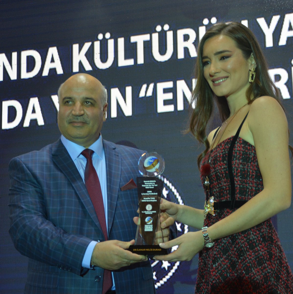 2020 Yılının İlk Haftasında Çırağan Sarayı'nda Gerçekleştirmiş Olduğumuz ''Basında Kültürün Yansımaları ve Başarıda Yılın En'leri Ödül Törenimizde Ödüller Çok Değerli Sahiplerini Buldu..Sayın Melis DURASI👏<a href="/MelisDurasi/">Melis Durasi (Dr.)</a> <a href="/Ekoturktv/">EKOTÜRK</a> #ekoturktv #dbmd #dunyabasinmensuplarıdernegi