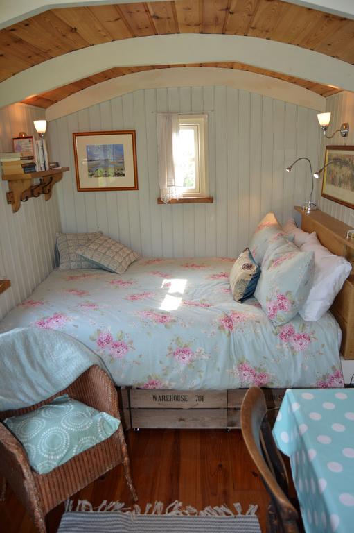 cabinbookers's tweet photo. "A shepherd’s hut very close to the beautiful Sugar Loaf mountain in South Wales."

Enquire at: https://t.co/kEvYyyS7Ab

#glamping #holiday #UK https://t.co/TU2FGRrWuq