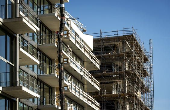 EAOGV's tweet photo. 'Gemeenten weren buitenstaanders vanwege woningnood' https://t.co/HxiSIr0soS #woningmarkt https://t.co/uLxIqWsard