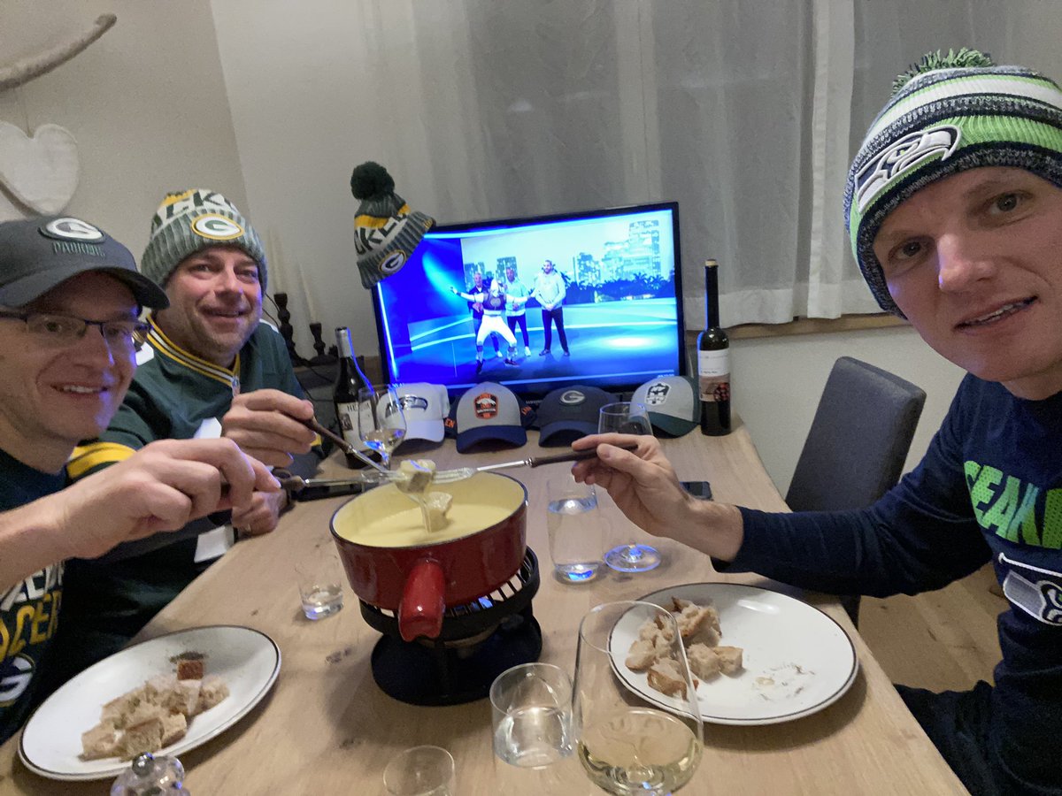 SinusMedii's tweet photo. Coferencefinals auf Pro7 mit Coach Esume, Werner, Stecker und Icke, Skifahren und Fondue ...  TOUCHDOWN 😎 #ranNFL #ranNFLsuechtig #NFL #titansvschiefs #icke41 #coachesume #björnwerner https://t.co/3H79lcpi58