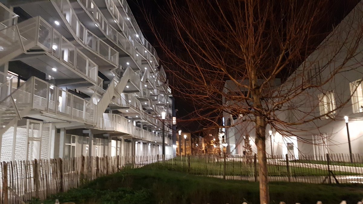 Fgandoul's tweet photo. Uit pure nostalgie na bezoekje #Autosalon2020 even gaan wandelen op de campus van mij alma mater @VUBrussel ...voelde me net als Aznavour. Aan junior laten zien waar hij over 3 jaar op kot gaat zitten... https://t.co/kDQKHtYo86