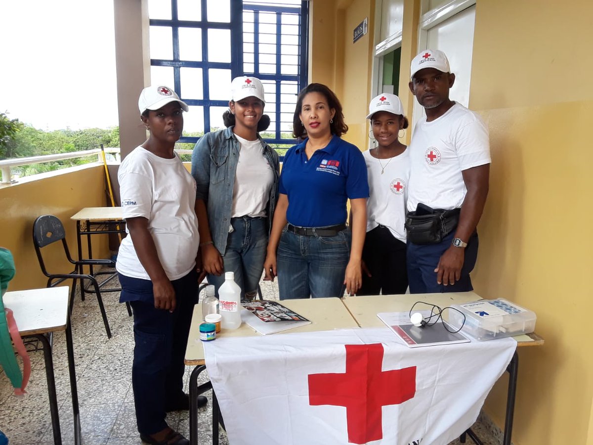 crdbavaro's tweet photo. Verón Bávaro Punta Cana - sabado 18 de enero,  voluntarios de #juventud y #socorro de esta filial de #cruzrojadominicana participan en campaña de captación de nuevos #voluntarios en las jornadas de #prepara del liceo Francisco del Rosario Sanchez. #ifrc #crj https://t.co/mB8YL9nDpa