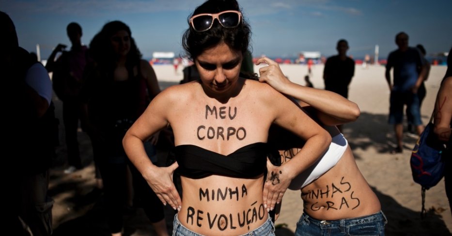 carlapepe's tweet photo. .
.
Batom vernelho
Glitter nos olhos
Cerveja na mão
As minhas comigo
A guerra começou
Nós te avisamos
Você não acreditou.
.
.
Carla Pepe
Morena Flor
.
.
#morenaflor #carla440 #escrevo #escrevologoexisto #versos #poesias #poemas #poeta #poetisa #poetasdeinstagram https://t.co/ReeW6NOxWk