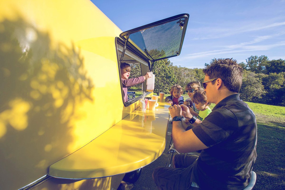 happiercamperc's tweet photo. Pop up the concession windows and exterior bar and let the good times roll! 🤙The wrap-around bar is made of tough honeycomb fibreglass. It’s light, easy to snap on and comes in two pieces for easy removal and storage! https://t.co/4xlLFAi32C