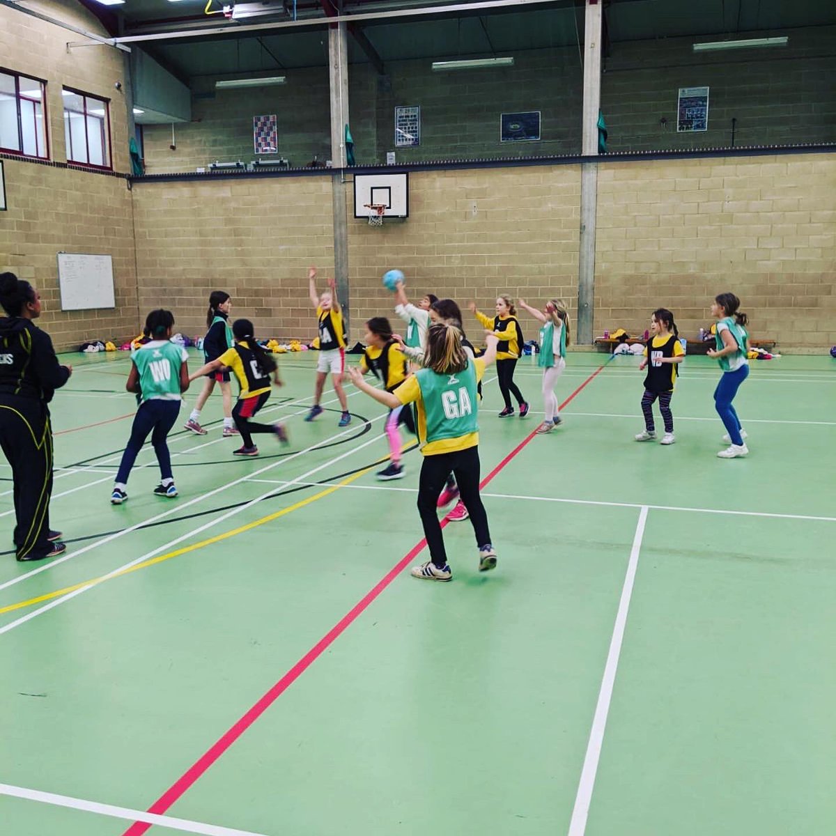 BeaconsNetball's tweet photo. Our youngest Dulwich Academy enjoyed a fun packed session today! We’ve been working on developing our passing technique & landing skills & have worked hard to put these skills into match play 🙌 Looking forward to next week already 💛 #beaconsnetball #netballdevelopment #dulwich https://t.co/68FHIWCUcF