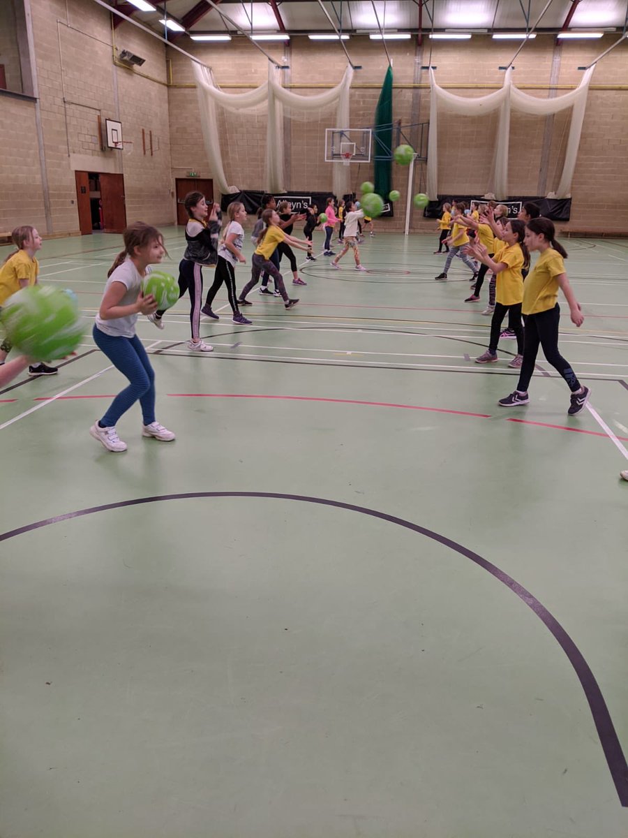 BeaconsNetball's tweet photo. Our youngest Dulwich Academy enjoyed a fun packed session today! We’ve been working on developing our passing technique & landing skills & have worked hard to put these skills into match play 🙌 Looking forward to next week already 💛 #beaconsnetball #netballdevelopment #dulwich https://t.co/68FHIWCUcF