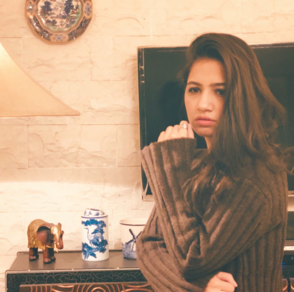 mahrukhshahkhan's tweet photo. @mahrukhshahkhan  
#ATinSelfieDay #shah #Mahrukh #SundayThoughts #whatsappdown #TwitterStayFair #mahrukhshahkhan https://t.co/GOtLHCIq1S