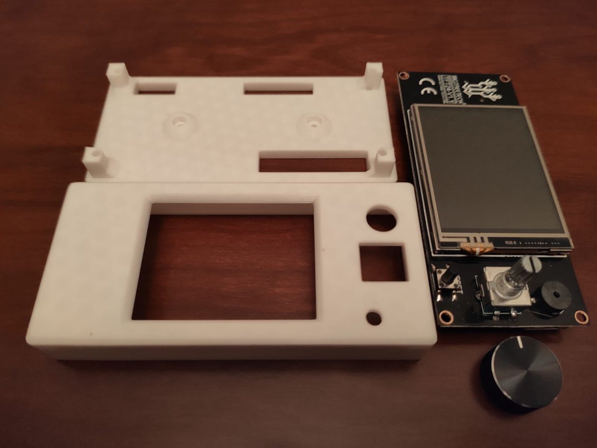 joselopez_ga's tweet photo. Esperando que me lleguen los motores para continuar con el montaje de la #MINI3D, diseño de JC3Design, me puse con la impresión de una carcasa para la TFT que va llevar 😎 https://t.co/YeAuSunqjP
