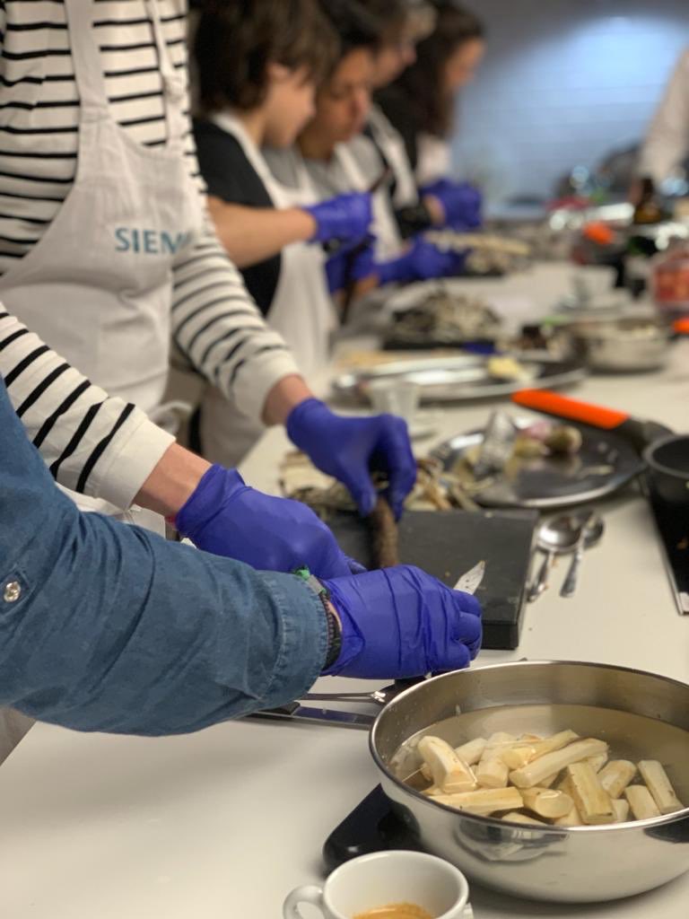 chefsworking's tweet image. Ayer disfrutamos un montón con el curso de verduras y vegetales diferentes con @FrancscoTopChef Técnicas de cocina por asociación cromática. Próximos cursos:
chefsworking.es/calendario/