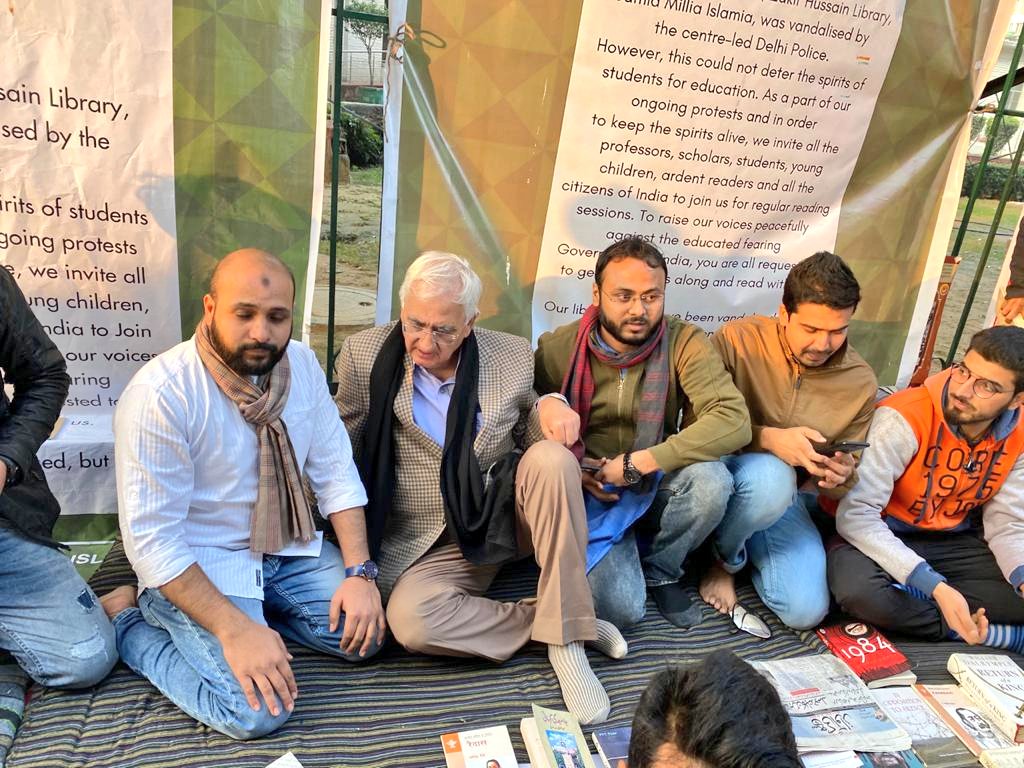 LaraibNeyazi's tweet photo. Janab @salman7khurshid Sb, Former Union Minister and Sr. Advocate of Supreme Court, graced the #JamiaMilliaIslamia protest against NRC CAA NPR.
He sat at #ReadForRevolution ''Library with the students and promised to send books for the students. https://t.co/lGKtkBImkt