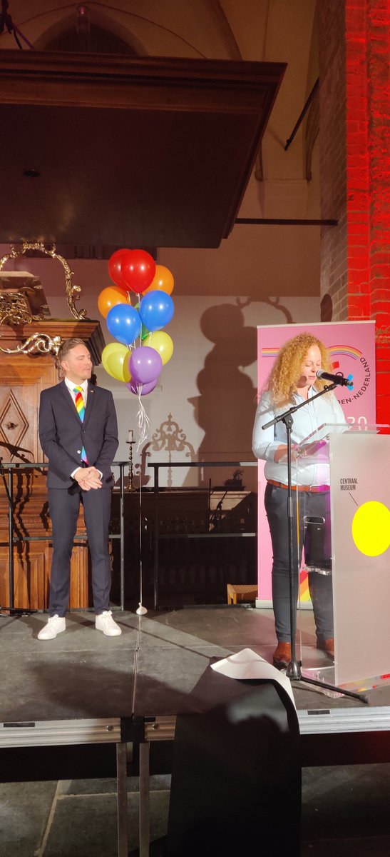 COC midden Nederland vierde haar zeventigste verjaardag  in de Nicolai kerk. Zo geloven dat mensen mogen zijn wie ze willen wezen in een huis van God. Ik vond het een blije match.