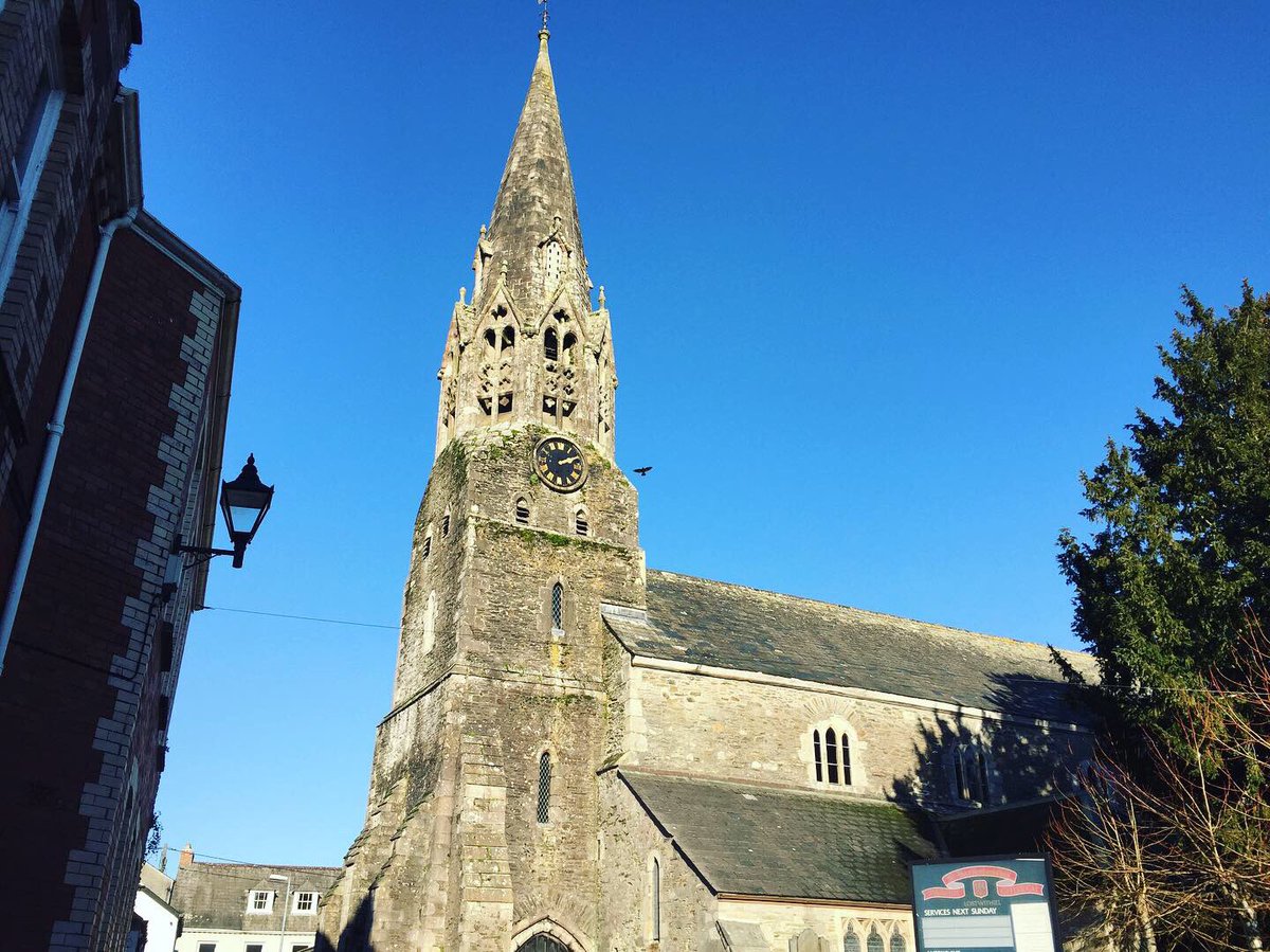SianEsther's tweet photo. Lostwithiel (from the Cornish "lostwydhyel" meaning “tail of a wooded area"). Once a significant stannary town in Cornwall, now home to many festivals across the year including the Dickensian evening in December and the summer festival. St Bartholomew’s Church dates to 13th C. https://t.co/BToNsXClKr