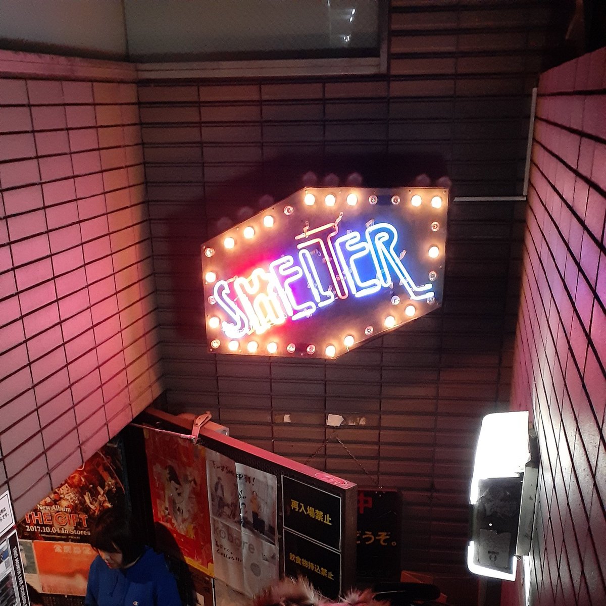 mahpou's tweet photo. 【キタニタツヤ：200119】
"Seven Girls’ H(e)avens"
＠下北沢SHELTER

ほんとに生の迫力すごい！
フロアとの掛け合いもほっこり😊
みなさん楽しい時間をありがとう！

初めてライブで動画撮った🎥
わたしは幸運にも参戦できたから
たくさんの方におすそ分け！
（いつも看板撮り忘れる｡｡｡）

#7GH https://t.co/ImRcLTXimJ