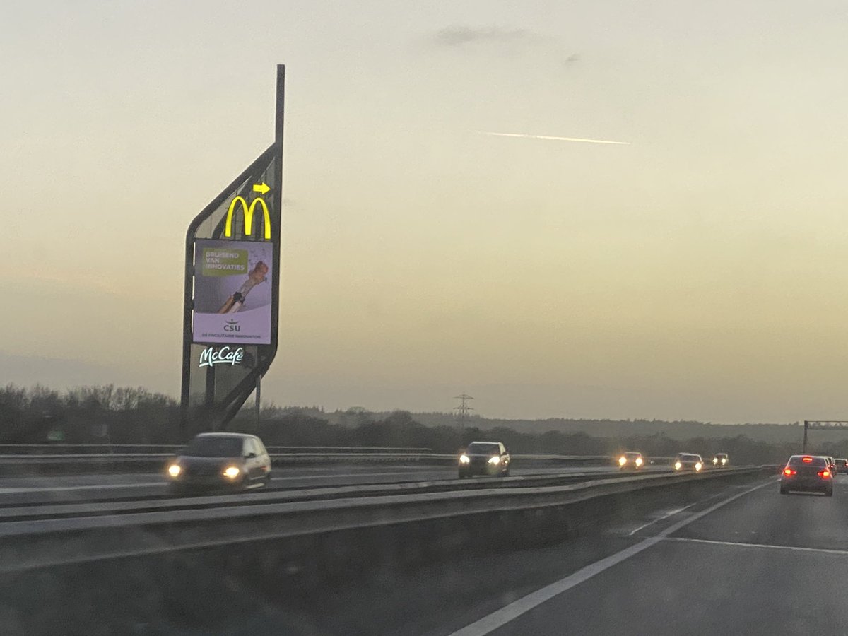 BernoStrootman's tweet photo. Echt een enorme aanwinst voor het #wegbeeld op de #A1 aan de rand van de #Veluwe bij #Apeldoorn, deze #MacPaal https://t.co/WZAzDBO6tl