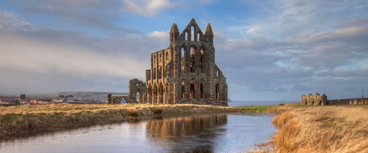 Where can you see beautiful moors, medieval masterpieces and stately homes? Only in North Yorkshire! Join one of our guides for a journey into the North York Moors National Park to experience some of England’s most evocative landscapes. bit.ly/32BBKt0 <a href="/YorkshireGuides/">YorkshiresBestGuides</a>