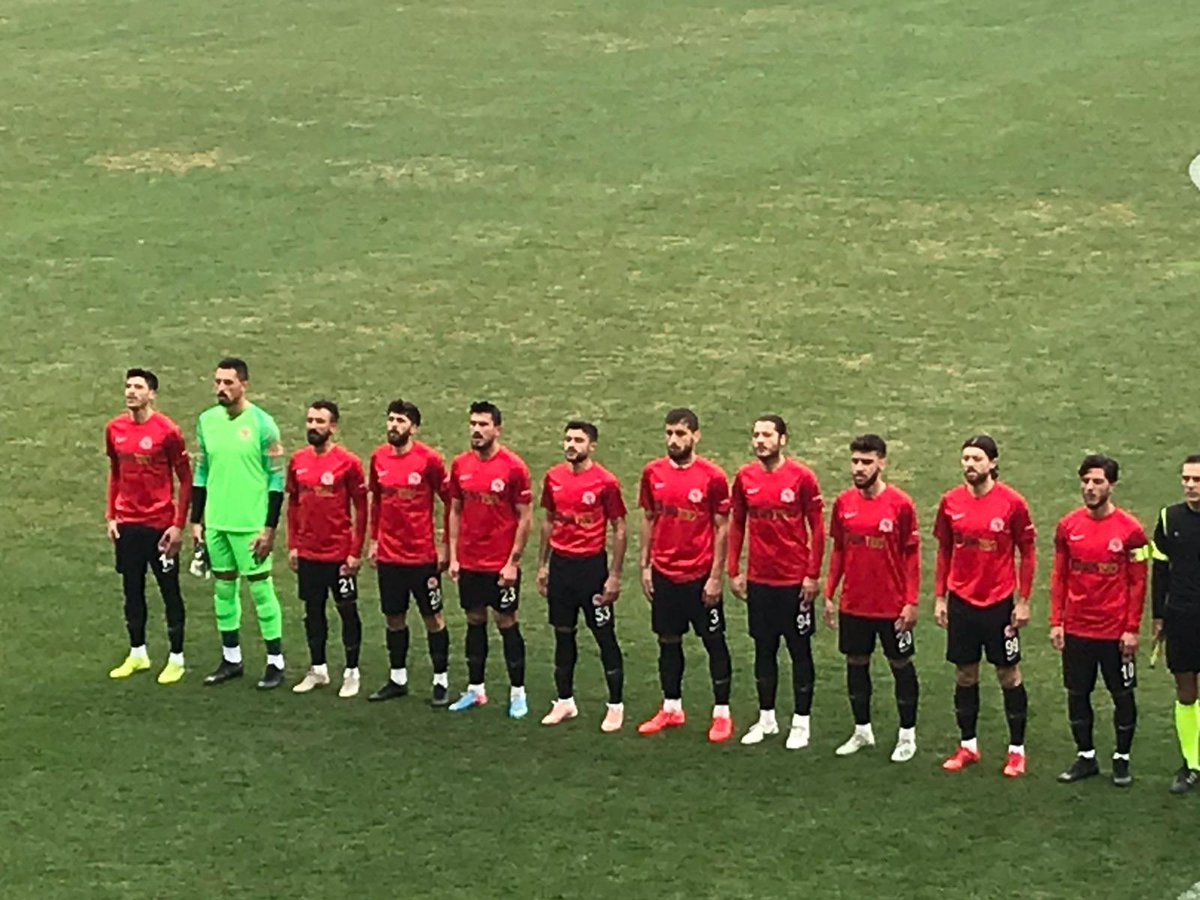 MisiadBatman's tweet photo. #ahmeteumutolalım sloganıyla KENETLENDİK VE GALİYETİ HAKETİK TEBRİKLER #PETROLSPOR #PETROLSPORDAUMUTVAR #Batman 👏🏼👏🏼 https://t.co/EH5XpCPpOD