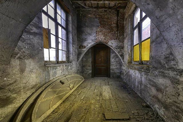 markusleandernl's tweet photo. Belgium -  A secret room at the attick⠀
⠀
Check out my website for more abandoned places : https://t.co/RHwzkzIYgg⠀
⠀
Follow me on Facebook : https://t.co/ppFPlCrPiW⠀
⠀
#WelcomeTwoNeverland #WorldWideDecay #Made_In_Decay #Abandoned_Addiction #Ren… https://t.co/CkM5nSF9t4 https://t.co/VOApbUdkxT