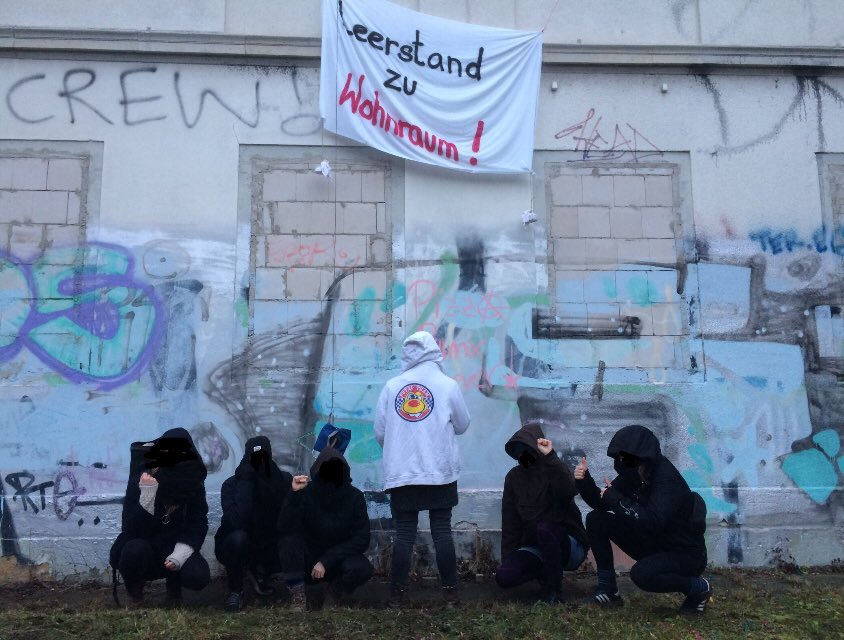 opheliapressure's tweet photo. Solidarität mit den Hausbesetzer*innen! Feministische Grüße gehen raus. ;) #putzibleibt #dd1901 #wirbesetztendresden #zähnezeigen @wirbesetzendd https://t.co/urcmS4ysfM