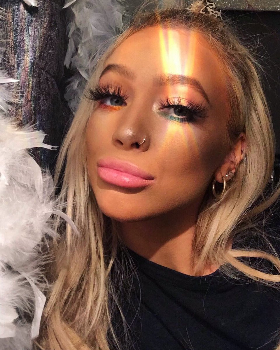 pylizzl's tweet photo. FunK eye make up https://t.co/4ttiWdpKpk