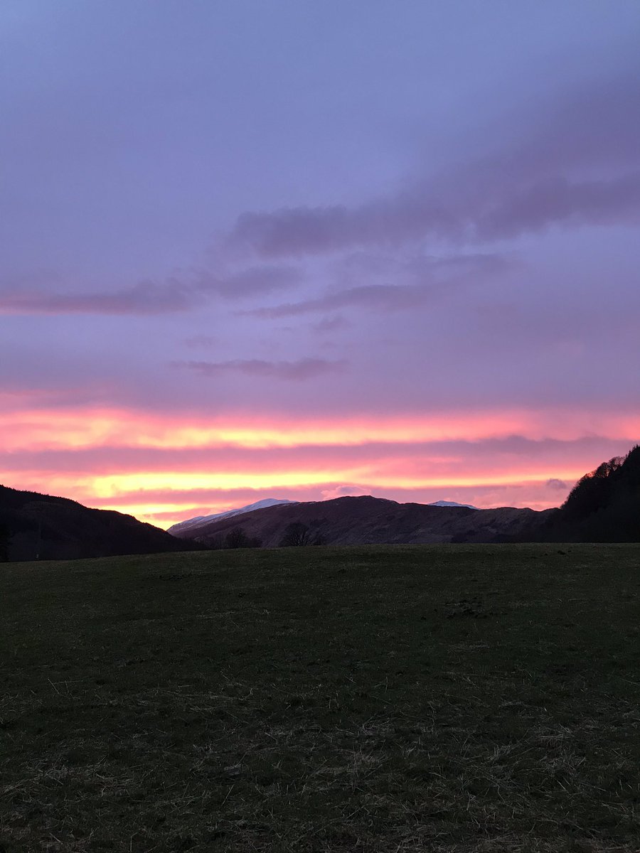 Lyndacakebaker's tweet photo. Beautiful sunset! #fortingall #aberfeldy #ruralscotland #winter @WindyWilson88 https://t.co/BF1SVUt9Lt