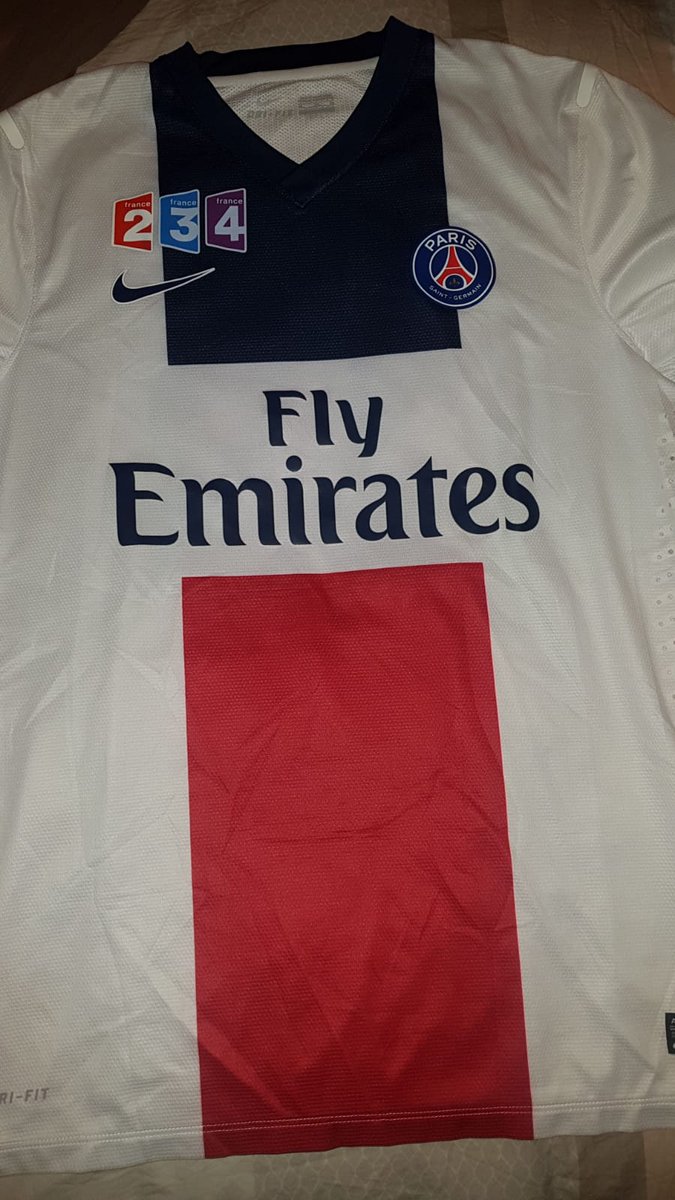 parisunited75's tweet photo. 🔴🔵 Super jeu-concours ce soir à 20h30. A gagner, un maillot officiel porté par #Alex - Coupe de la Ligue 2013/2014 😍 (On s'en sépare le coeur lourd 😢). Modalité du jeu ce soir sous ce tweet. 👇
Sinon nous sommes 120 000! Merci à tous 😘
#PSG #TeamPSG #ParisUnited https://t.co/60MbzsIAwo