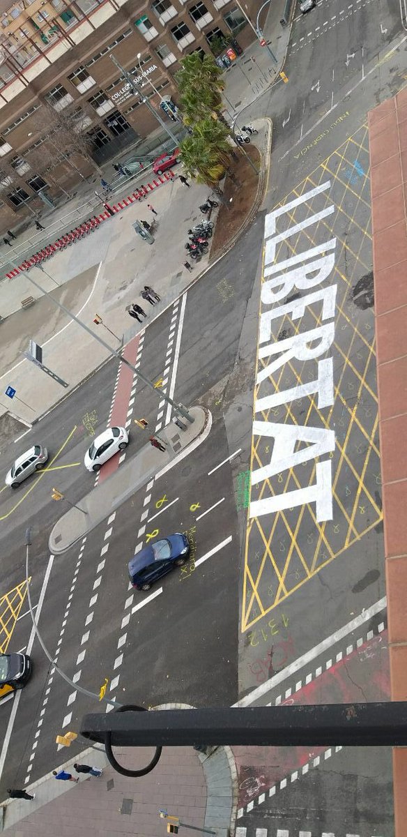 XaioTro's tweet photo. 🔴 Així llueix amb llum de dia el mural de #MeridianaResisteix!
El clam per la llibertat ens agermana com a poble. Persistim!
#MeridianaResisteix 🎗
#MeridianaAntifeixista 👊🏽
#Meridiana100Resisteix 💯
#MeridianaResisteixBot 💬
#OrganitzemPoderPopular 💪✊ 💛
#RevoltaPopular 🔥 https://t.co/vYbTfQW36m