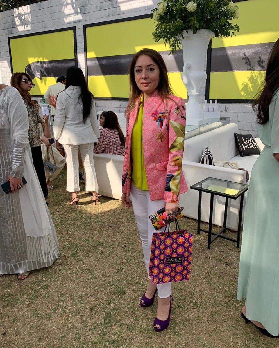ShowbizAndNewz's tweet image. Sharmila Farooqi spotted at the Kidney Centre Brunch with her bag of #SpaCeylon products that let you experience luxury Ayurvedic indulgences for mind, body and soul. We want one too! @sharmilafaruqi
