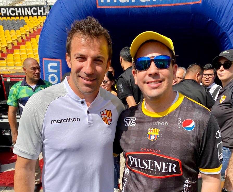 CapitanSpiff_'s tweet photo. Las licencias de ocupar altos cargos en el SP. Sales antes del horario de trabajo, vas al estadio a tomarte una foto con tu ídolo, mientras los demás tenemos que quedarnos hasta tarde, sin pago de horas extras, para entregar informes.
@Lenin @ASotomayorEcu @Lenin @ottosonnenh https://t.co/fEQYdFW1kV