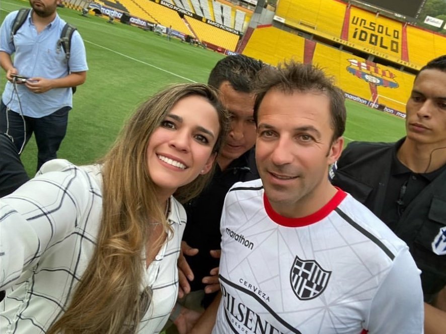 CapitanSpiff_'s tweet photo. Las licencias de ocupar altos cargos en el SP. Sales antes del horario de trabajo, vas al estadio a tomarte una foto con tu ídolo, mientras los demás tenemos que quedarnos hasta tarde, sin pago de horas extras, para entregar informes.
@Lenin @ASotomayorEcu @Lenin @ottosonnenh https://t.co/fEQYdFW1kV