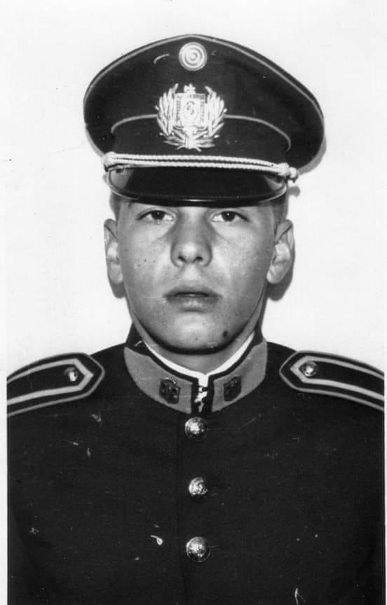 WKHEINSENBERG's tweet photo. 8:55 de la mañana, 19 de enero de 1972, el joven Cadete de Policia Heber Washignton Castiglioni Castro fue asesinado a sangre fría, por la espalda, por integrantes del efasto MLN Tupamaros. Tenia 20 años y toda la vida x delante. Sera que en la nueva policia alguien lo recuerda? https://t.co/RvVN2bcCgV