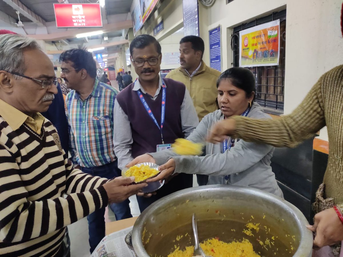 DRMSolapur's tweet photo. Due to "Shirdi Band" all the shops were closed in shirdi. The commercial staff with their own money prepared Khichadi and distributed to passangers for free.@Central_Railway @PiyushGoyalOffc @RailMinIndia https://t.co/v1lfgBHMEr