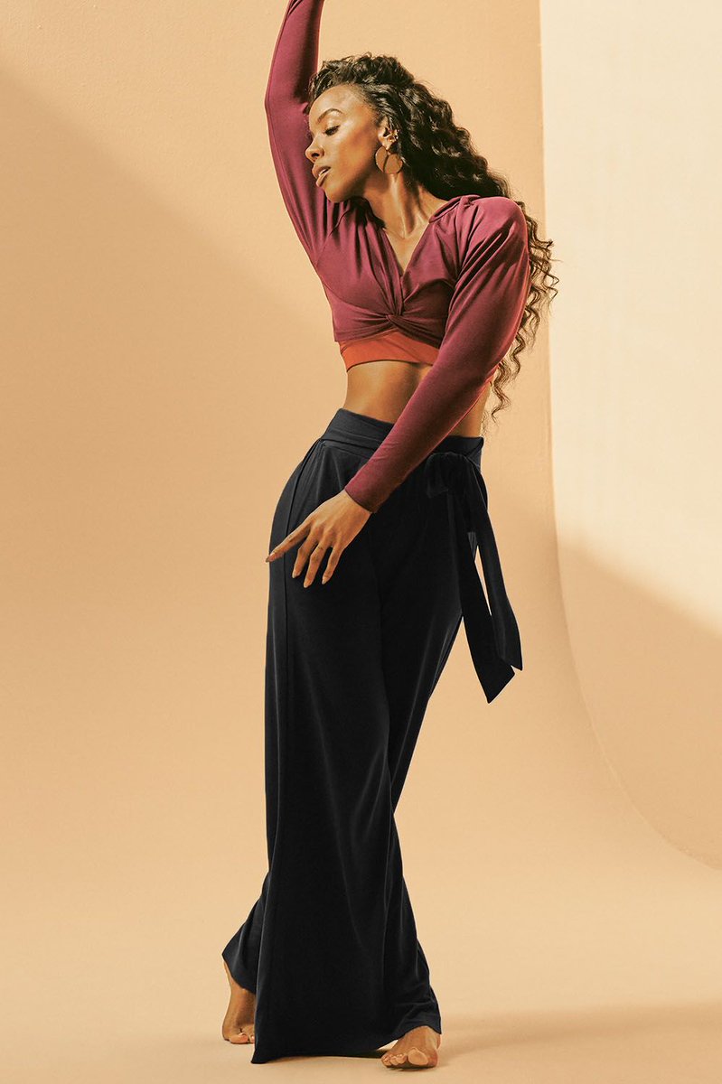 LilDueSwagg's tweet photo. .@KELLYROWLAND's encouraging y'all to get your health together with cute activewear with @Fabletics! #KellyXFabletics
Full collection here: https://t.co/3Nofak2yQU https://t.co/dsRs2GBcP9