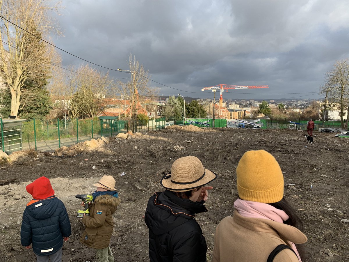 glechequer's tweet photo. Immense Big Up à @RuffinsEnsemble qui prenait officiellement possession cet après-midi des parcelles "Un tramway nommé désir" à l'angle des rues des Ruffins et Juliette Dodu. Destinées à accueillir le futur chantier du tramway elles étaient devenues une décharge à ciel ouvert. https://t.co/Y5LZLP5Wyc