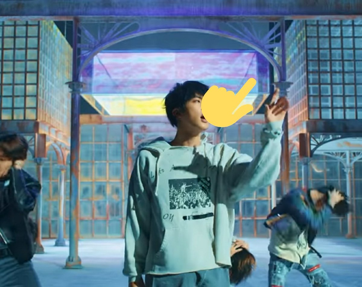 The Fake Love set and color scheme are very obvious in Hoseok's shadow which was his solo performance.