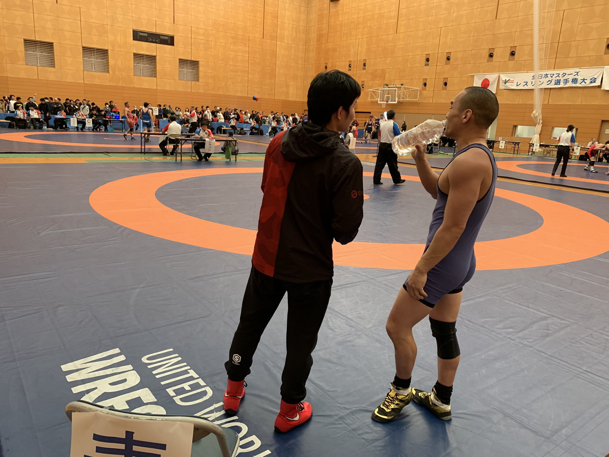 アマレス太郎 今日は全日本マスターズ選手権で同じ道場の選手のセコンドに着きました 相手側のセコンドはbraveの宮田和幸さん セコンドとはいえ宮田さんと同じマットに上がれて感激でした 来年こそはぼくも試合に出場します 写真は巻っずレスリング