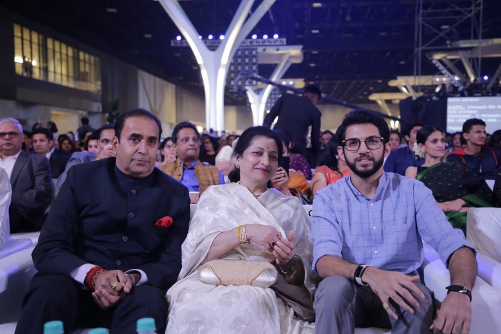AUThackeray's tweet photo. आज मुंबई पोलिसांनी आयोजित केलेल्या उमंग या सांस्कृतिक कार्यक्रमास मुख्यमंत्री उद्धव ठाकरे जी यांच्यासोबत ���पस्थित राहिलो. मुंबईला सुरक्षित ठेवण्यासाठी जे जिवाचं रान करतात त्या मुंबई पोलिसांसाठी आयोजित केलेल्या कार्यक्रमाला उपस्थित राहिलो याचा मला अभिमान आहे. https://t.co/gYTZtw0zx9