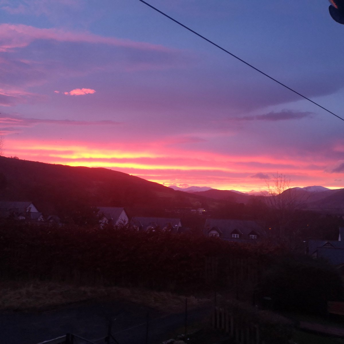 ThatScotsCouple's tweet photo. Incredible skies all over Scotland this evening as the sun goes down. Here is the sunset in Aberfeldy! 
What a beautiful country we live in!
#sunset #aberfeldy #ScotlandIsNow #VisitScotland https://t.co/XGgl3TnBrD