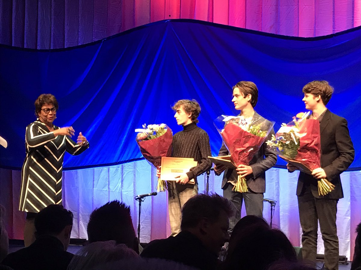 arjenuijterlind's tweet photo. Schrijversfeest op laatste dag van #Winternachtenfestival. Uitreiking van de #JanCampert prijzen aan #StefanHertmans (oeuvreprijs), #MarenteDeMoor (prozaprijs), #PaulDemets (poëzieprijs) & #GideonSamson (jeugdliteratuur). Met een Jonge Campert-prijs voor talentvolle scholieren! https://t.co/92wk3JWolK