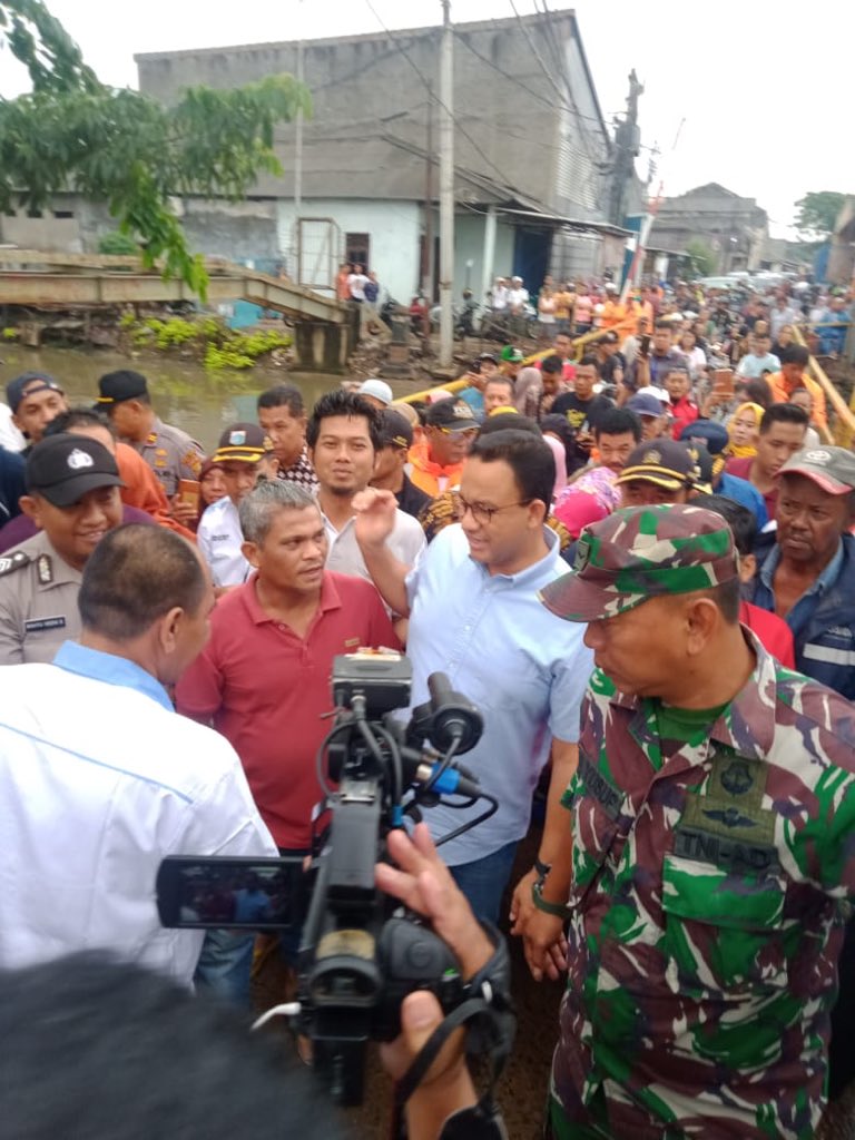 Nih kami tambahin ya acara pak gubernur <a href="/aniesbaswedan/">Anies Rasyid Baswedan</a> sedang tinjau jembatan setelah itu acara potong tumpeng di pos RW 07 eh ternyata pihak <a href="/lionsclubs/">Lions International</a> sdh bagi bagi telor dilokasi acara gubernur