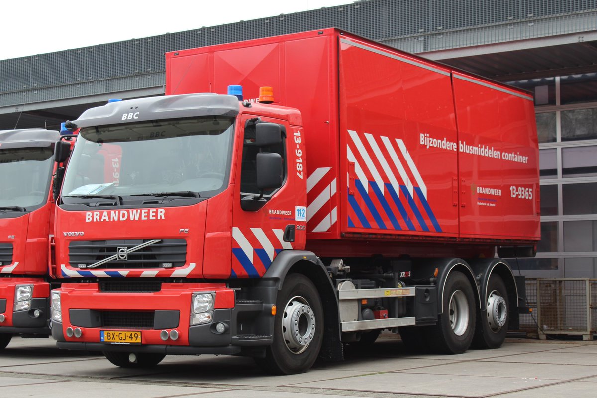 brandweerdatab1's tweet photo. Deze Volvo FE 300 Haakarmvoertuig van brandweer Amstelveen is opgebouwd door Multilift in 2009.. dragend een Bijzondere blusmiddelen container! #brandweer #Amstelveen #VRAA @VolvoTrucksNL https://t.co/8wN5KrXi8b