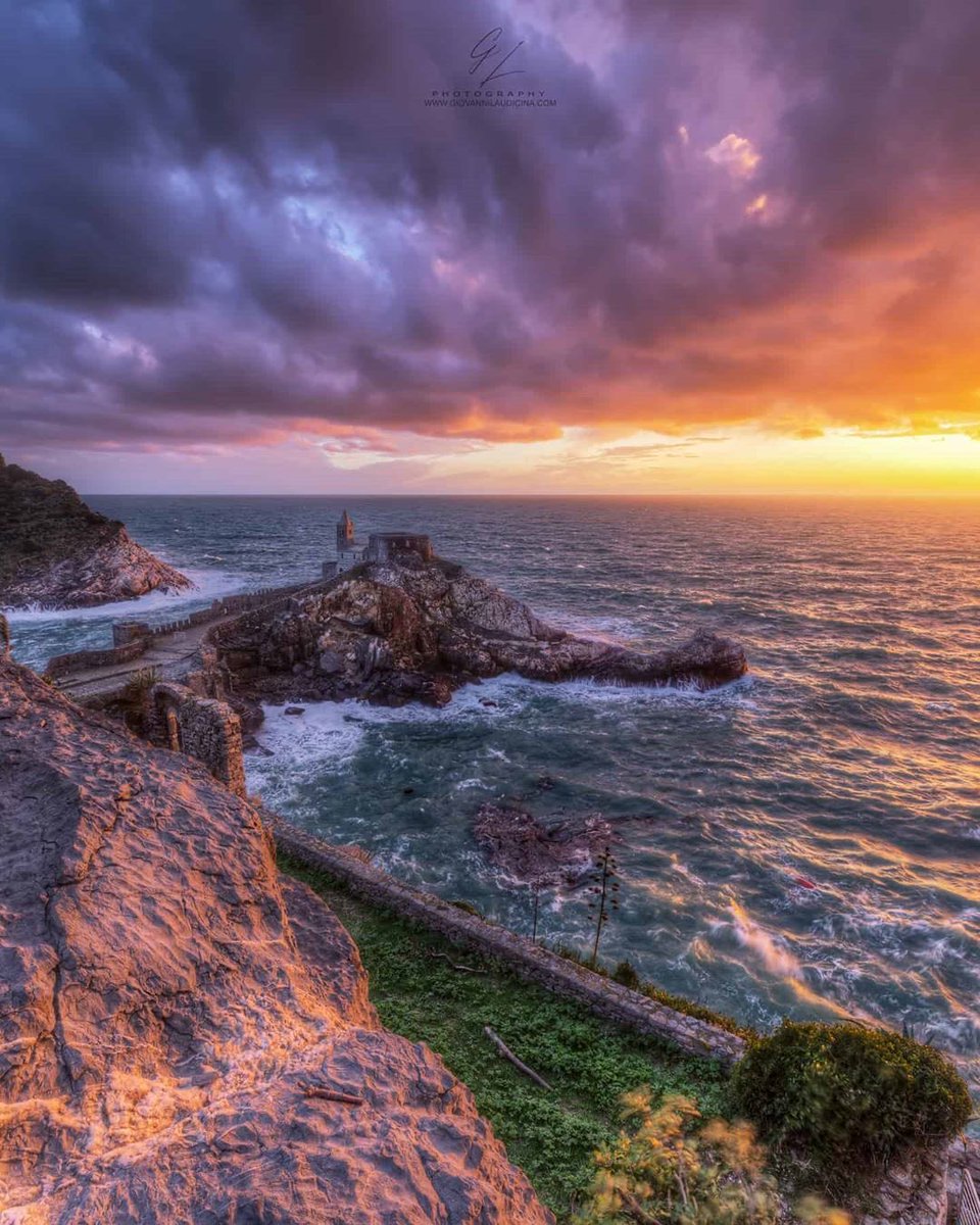 Un tramonto magnifico durante una mareggiata a Portovenere dove la luce ha incorniciato tutto in un trionfo di colori pastello!
........................................................
🔸Photo by: @giovannilaudicina86
🔸Location:  #portovenere