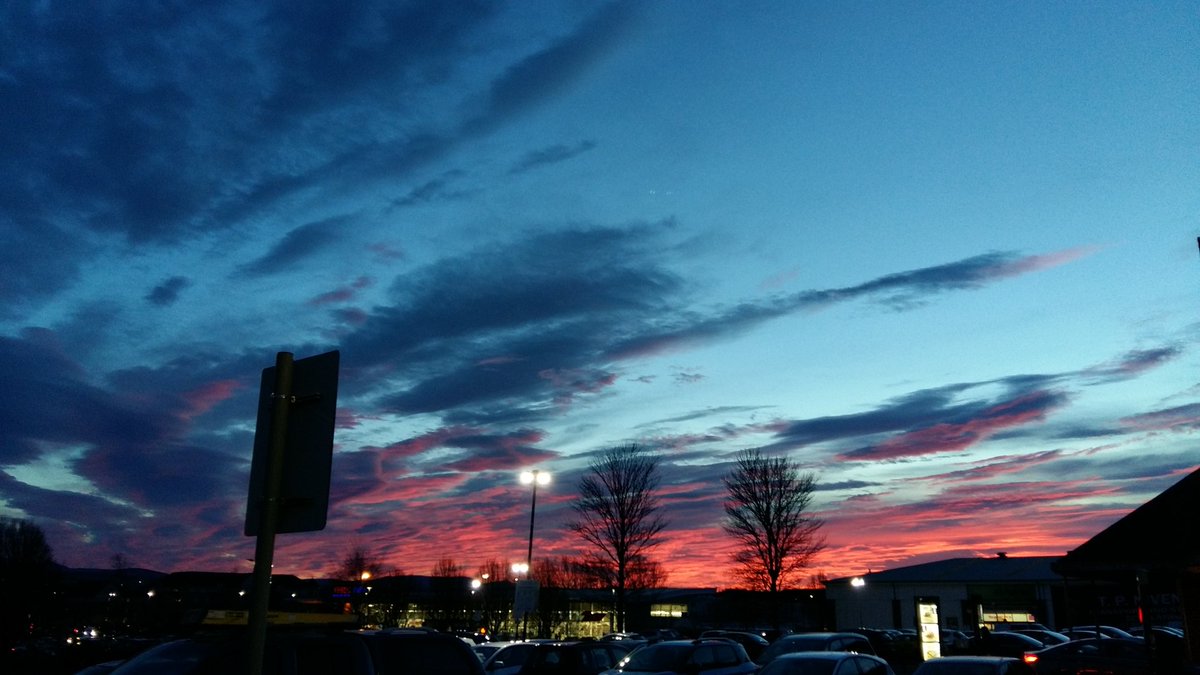 Diana_McCobb's tweet photo. @BBCScotWeather @BBCWthrWatchers #BalgreenDi #Corstorphine #Edinburgh #sunset https://t.co/PthgDAgw1o